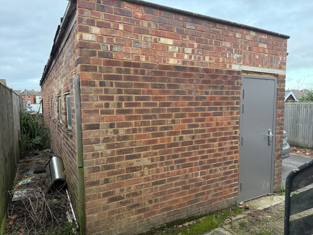 Lot: 186 - SPACIOUS DOUBLE GARAGE AND DRIVEWAY CLOSE TO TOWN CENTRE - Rear of garage and access